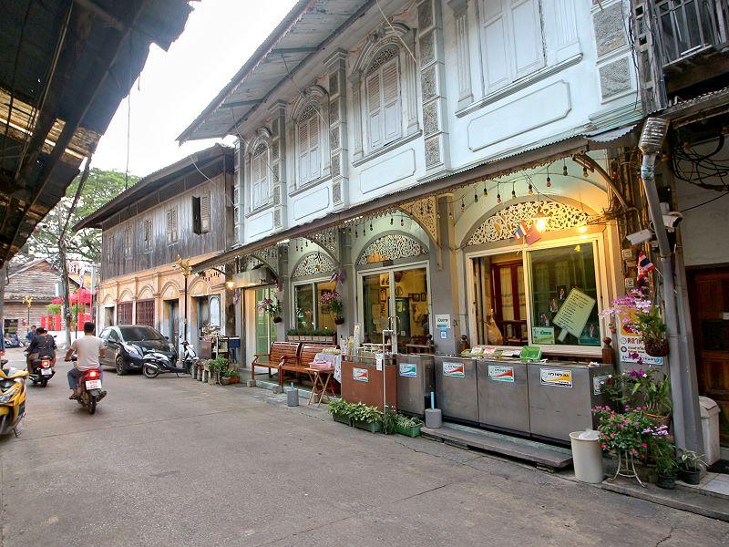 ตึกแถวโบราณบนถนนสุขาภิบาล